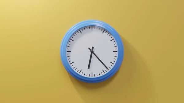 Altıyı Yirmi Geçe Turuncu Bir Duvardaki Parlak Mavi Saat Saat — Stok fotoğraf