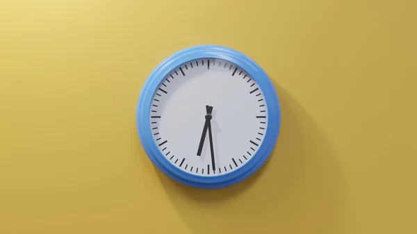 早上六点二十九分 橙色墙上的一个光滑的蓝色钟 时间是06 29或18 — 图库照片