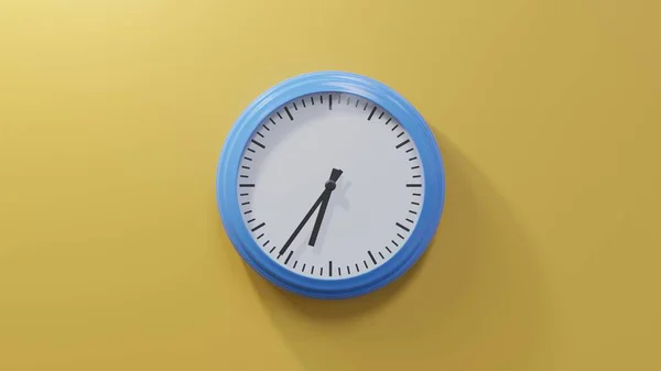 橙色墙上的一个光滑的蓝色时钟在六点三十六分时间是06 36或18 — 图库照片