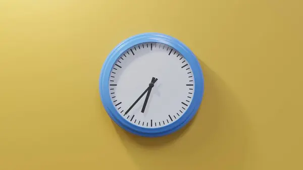 Horloge Bleue Brillante Sur Mur Orange Six Heures Trente Sept — Photo