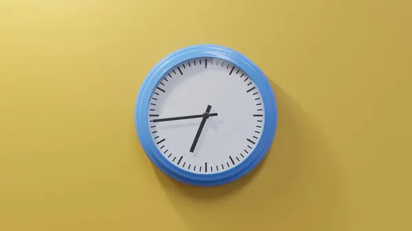 Reloj Azul Brillante Una Pared Naranja Las Seis Cuarenta Cuatro —  Fotos de Stock