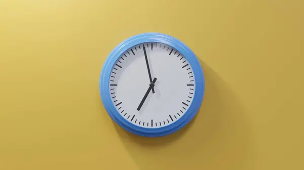 Horloge Bleue Brillante Sur Mur Orange Six Heures Cinquante Huit — Photo