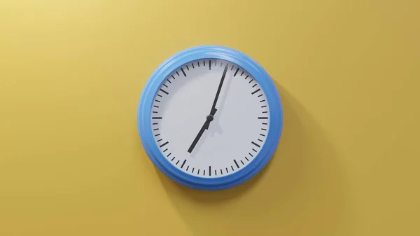 Glänzend Blaue Uhr Einer Orangefarbenen Wand Drei Nach Sieben Ist — Stockfoto