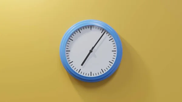 Glänzend Blaue Uhr Einer Orangefarbenen Wand Sechs Nach Sieben Ist — Stockfoto