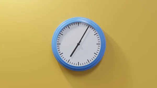 Saat Yediyi Beş Geçe Turuncu Bir Duvardaki Parlak Mavi Saat — Stok fotoğraf