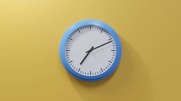 Relógio Azul Brilhante Numa Parede Laranja Onze Sete Tempo — Fotografia de Stock