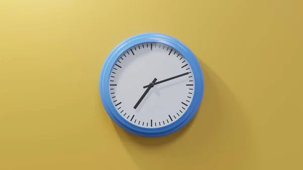 Orologio Blu Lucido Una Parete Arancione Alle Sette Dodici Tempo — Foto Stock