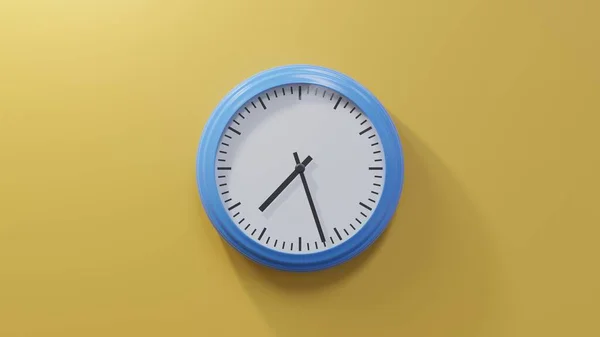 オレンジ色の壁に光沢のある青色の時計27過去7 時間は07 27または19 27です — ストック写真