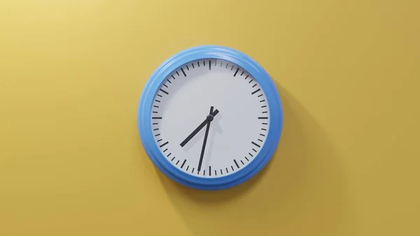 Glänzend Blaue Uhr Einer Orangefarbenen Wand Zweiunddreißig Nach Sieben Ist — Stockfoto