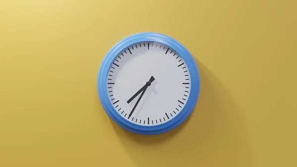 Glänzend Blaue Uhr Einer Orangefarbenen Wand Fünfunddreißig Nach Sieben Ist — Stockfoto