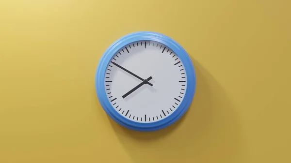橙色墙上10点到8点的一个光滑的蓝色时钟 时间是07 50或19 — 图库照片