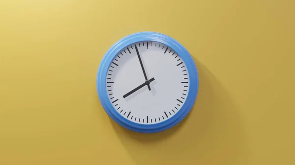 Glänzend Blaue Uhr Einer Orangefarbenen Wand Siebenundfünfzig Nach Sieben Ist — Stockfoto