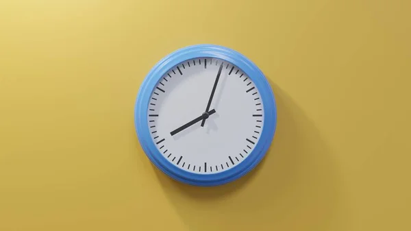 早上八点三十分 橙色墙上的一个光滑的蓝色钟 时间是08 03或20 — 图库照片
