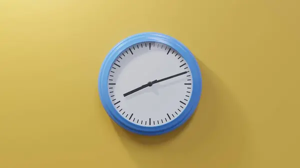 Saat Sekizi Iki Geçe Turuncu Bir Duvardaki Parlak Mavi Saat — Stok fotoğraf