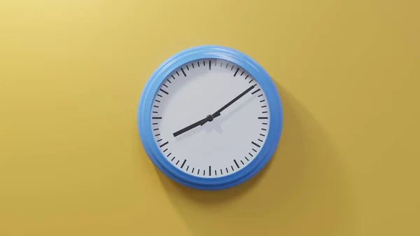 早上8点9分 橙色墙上的一个光滑的蓝色钟 时间是08 09或20 — 图库照片