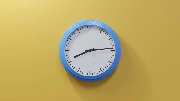 Glänzend Blaue Uhr Einer Orangefarbenen Wand Nach Acht Ist Oder — Stockfoto