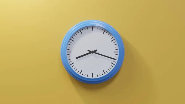 早上八点十八分 橙色墙上的一个光滑的蓝色钟 时间是08 18或20 — 图库照片
