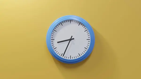 Glänzend Blaue Uhr Einer Orangefarbenen Wand Vierunddreißig Nach Acht Ist — Stockfoto