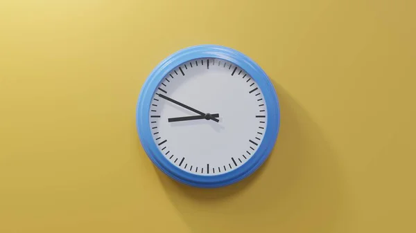 Glänzend Blaue Uhr Einer Orangefarbenen Wand Neunundvierzig Nach Acht Ist — Stockfoto