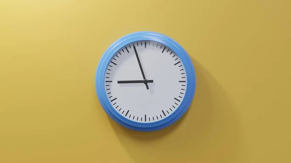 オレンジ色の壁に光沢のある青色の時計は 57過去8で 時間は08 57または20 57です — ストック写真