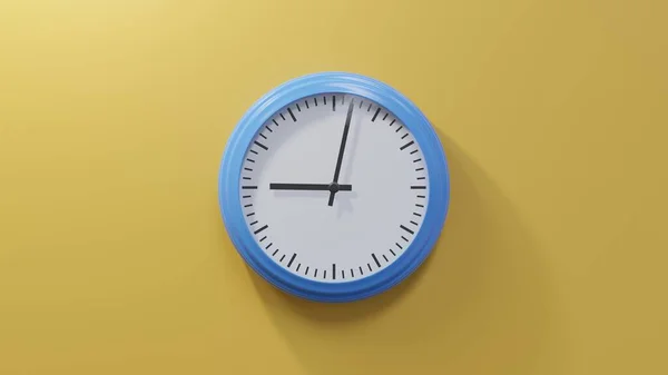 九点半的时候 橙色墙上有一个光滑的蓝色钟 时间是09 02或21 — 图库照片