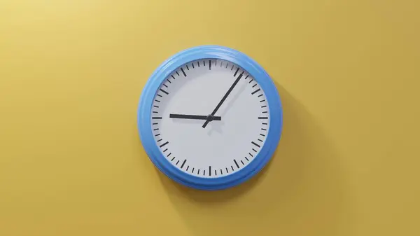 Dokuzu Altı Geçe Turuncu Bir Duvardaki Parlak Mavi Saat Saat — Stok fotoğraf
