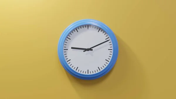 Блестящие Голубые Часы Оранжевой Стене Одиннадцать Минут Десятого Время — стоковое фото