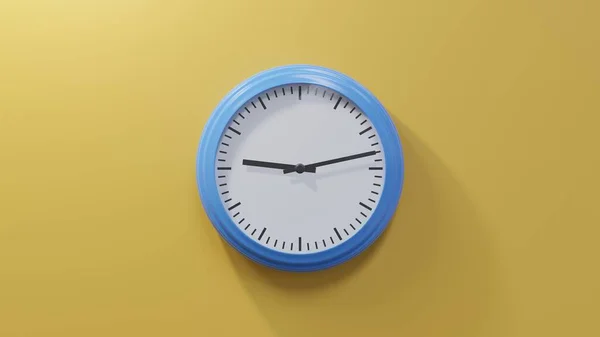 Glänzend Blaue Uhr Einer Orangefarbenen Wand Dreizehn Nach Neun Ist — Stockfoto
