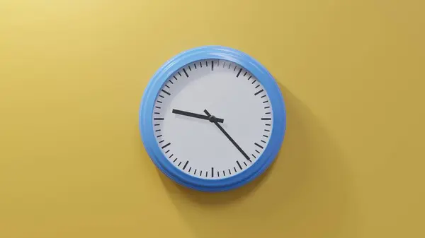 Glänzend Blaue Uhr Einer Orangefarbenen Wand Dreiundzwanzig Nach Neun Ist — Stockfoto