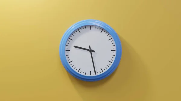Блестящие Синие Часы Оранжевой Стене Двадцать Восемь Минут Девятого Время — стоковое фото