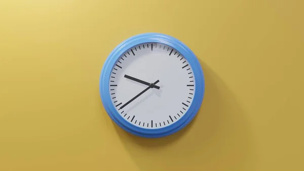 オレンジの壁の光沢のある青色の時計は 過去の39時に 時間は09 39または21 39です — ストック写真