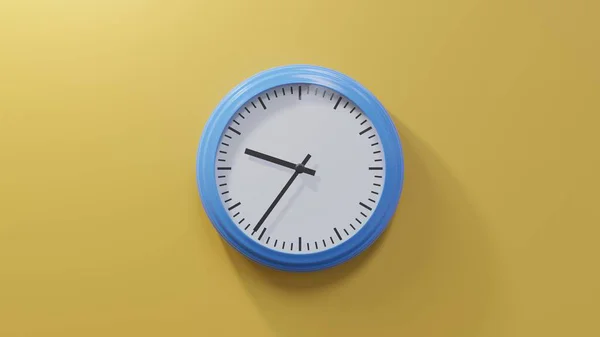 Блестящие Голубые Часы Оранжевой Стене Тридцать Шесть Минут Девятого Время — стоковое фото