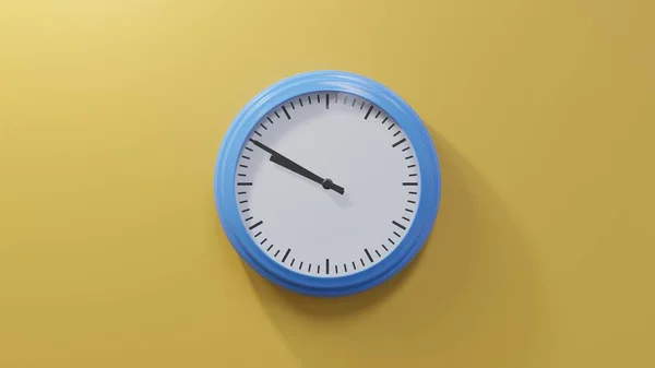 Orologio Blu Lucido Una Parete Arancione Dieci Dieci Tempo — Foto Stock