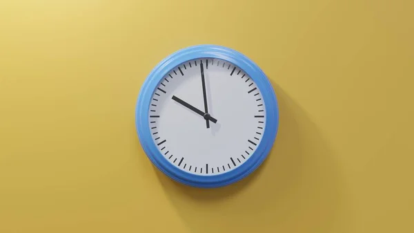 早上9点59分 橙色墙上的一个光滑的蓝色钟 时间是09 59或21 — 图库照片