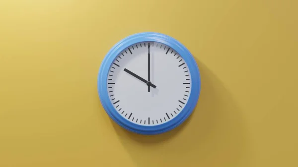 十点钟时 橙色墙上光滑的蓝钟 时间是10点或22点 — 图库照片