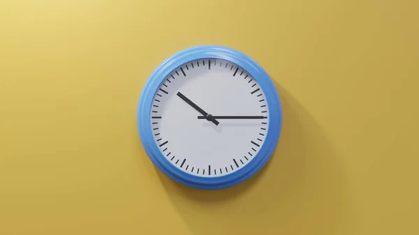 Reloj Azul Brillante Una Pared Naranja Las Diez Cuarto Hora —  Fotos de Stock