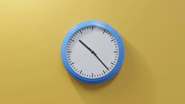 Saat Onu Yirmi Geçe Turuncu Bir Duvardaki Parlak Mavi Saat — Stok fotoğraf