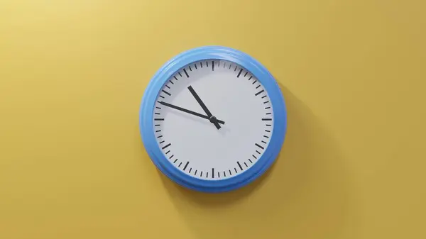 Orologio Blu Lucido Una Parete Arancione Alle Dieci Quarantotto Tempo — Foto Stock