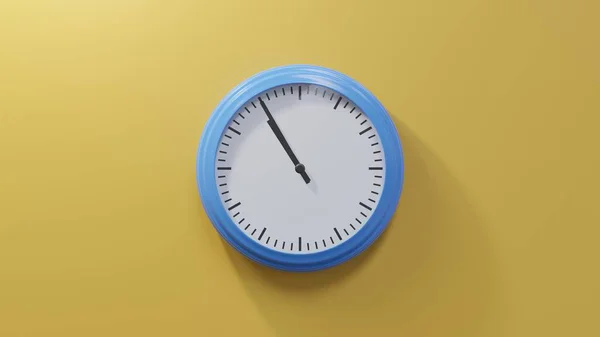 Blauglänzende Uhr Einer Orangefarbenen Wand Fünf Vor Elf Ist Oder — Stockfoto