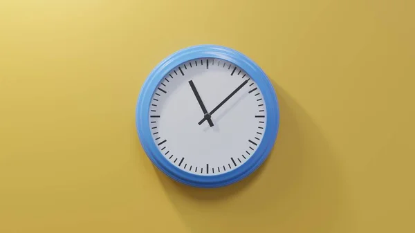Relógio Azul Brilhante Numa Parede Laranja Oito Onze Tempo — Fotografia de Stock