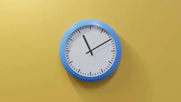 Blauglänzende Uhr Einer Orangefarbenen Wand Zehn Nach Elf Ist Oder — Stockfoto