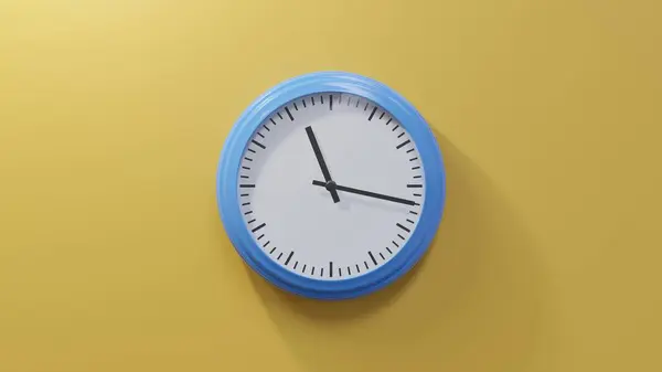 Orologio Blu Lucido Una Parete Arancione Alle Undici Diciassette Tempo — Foto Stock