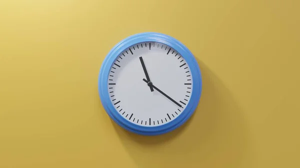 Saat Geçe Turuncu Bir Duvardaki Parlak Mavi Saat Saat Veya — Stok fotoğraf