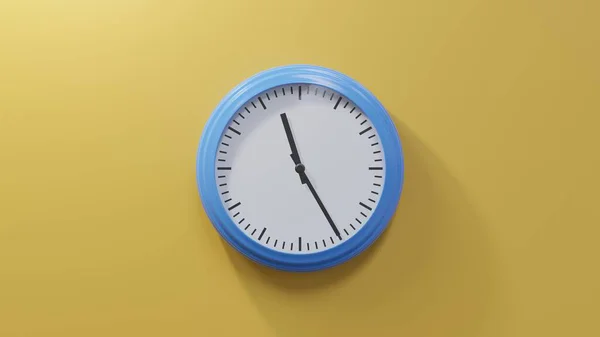 Блестящие Голубые Часы Оранжевой Стене Двадцать Пять Минут Одиннадцатого Время — стоковое фото
