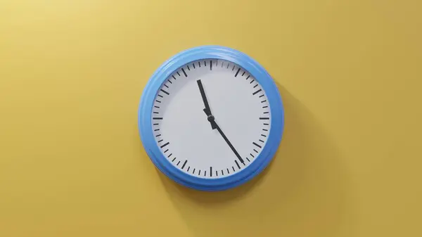 Glänzend Blaue Uhr Einer Orangefarbenen Wand Vierundzwanzig Nach Elf Ist — Stockfoto