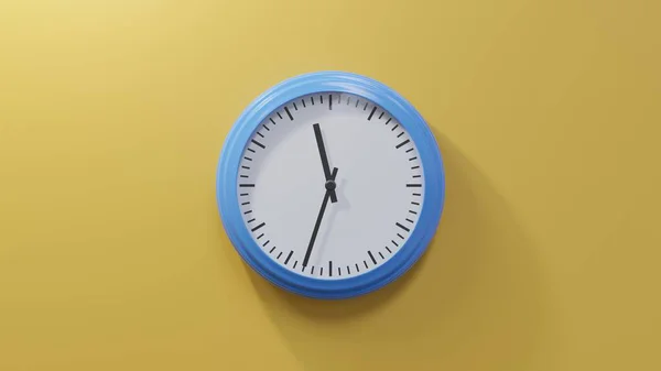 十一点三十分 橙色墙上的一个光滑的蓝色钟 时间是11 33或23 — 图库照片
