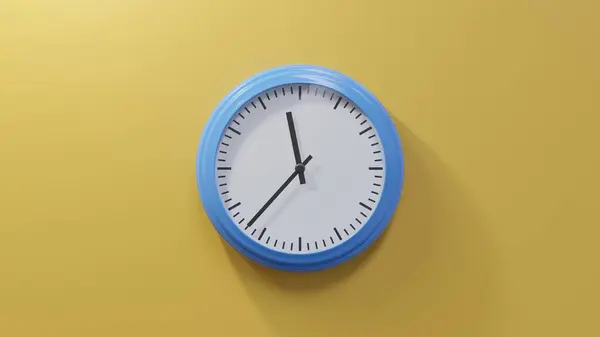 Glänzend Blaue Uhr Einer Orangefarbenen Wand Siebenunddreißig Nach Elf Ist — Stockfoto