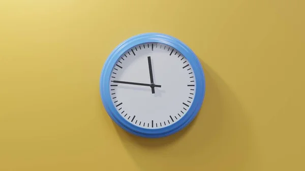 中午11点46分 橙色墙上的一个光滑的蓝色钟 时间是11 46或23 — 图库照片