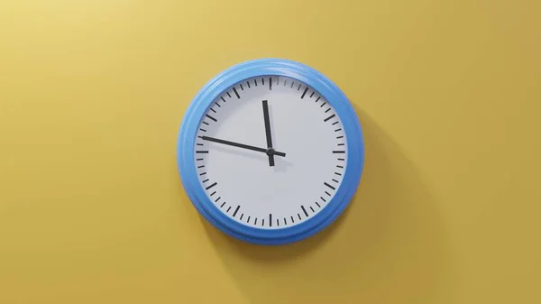 十一点四十七分橙色墙上光滑的蓝色钟表 时间是11 47或23 — 图库照片