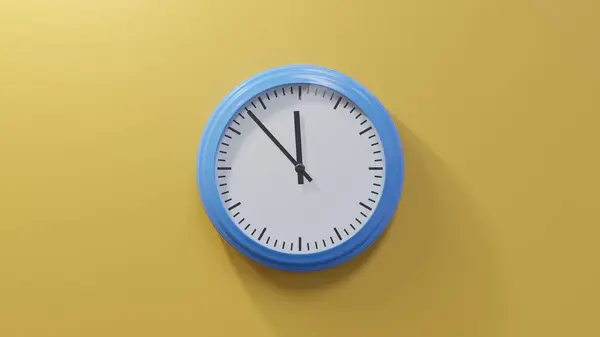 Glänzend Blaue Uhr Einer Orangefarbenen Wand Dreiundfünfzig Nach Elf Ist — Stockfoto